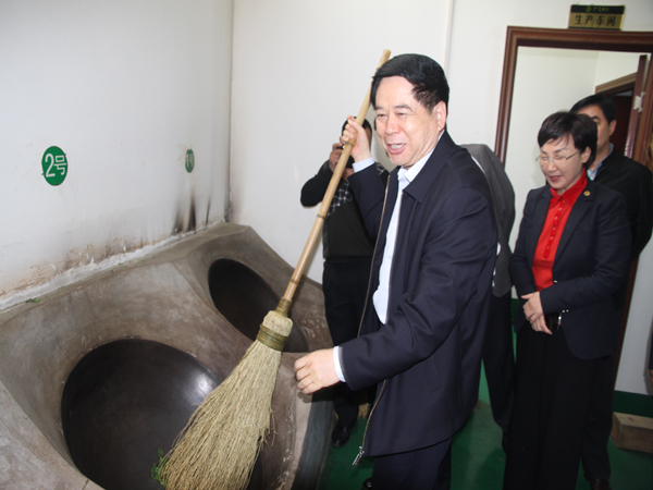 2014年5月8日省政協(xié)副主席靳克文攜調研組一行蒞臨廣義茶印象園參觀指導