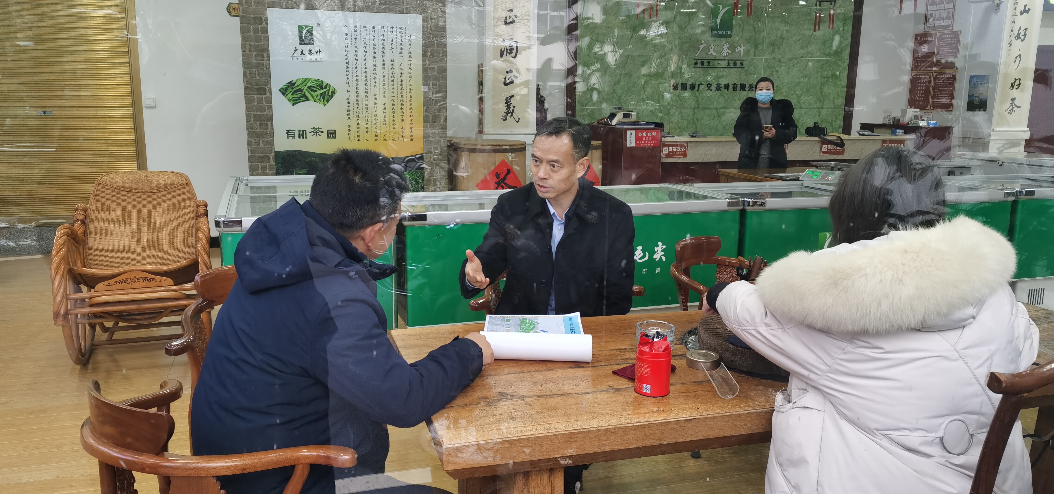 信陽市委常委、副市長秦保建到信陽市廣義茶葉有限公司慰問全國勞模李廣義同志
