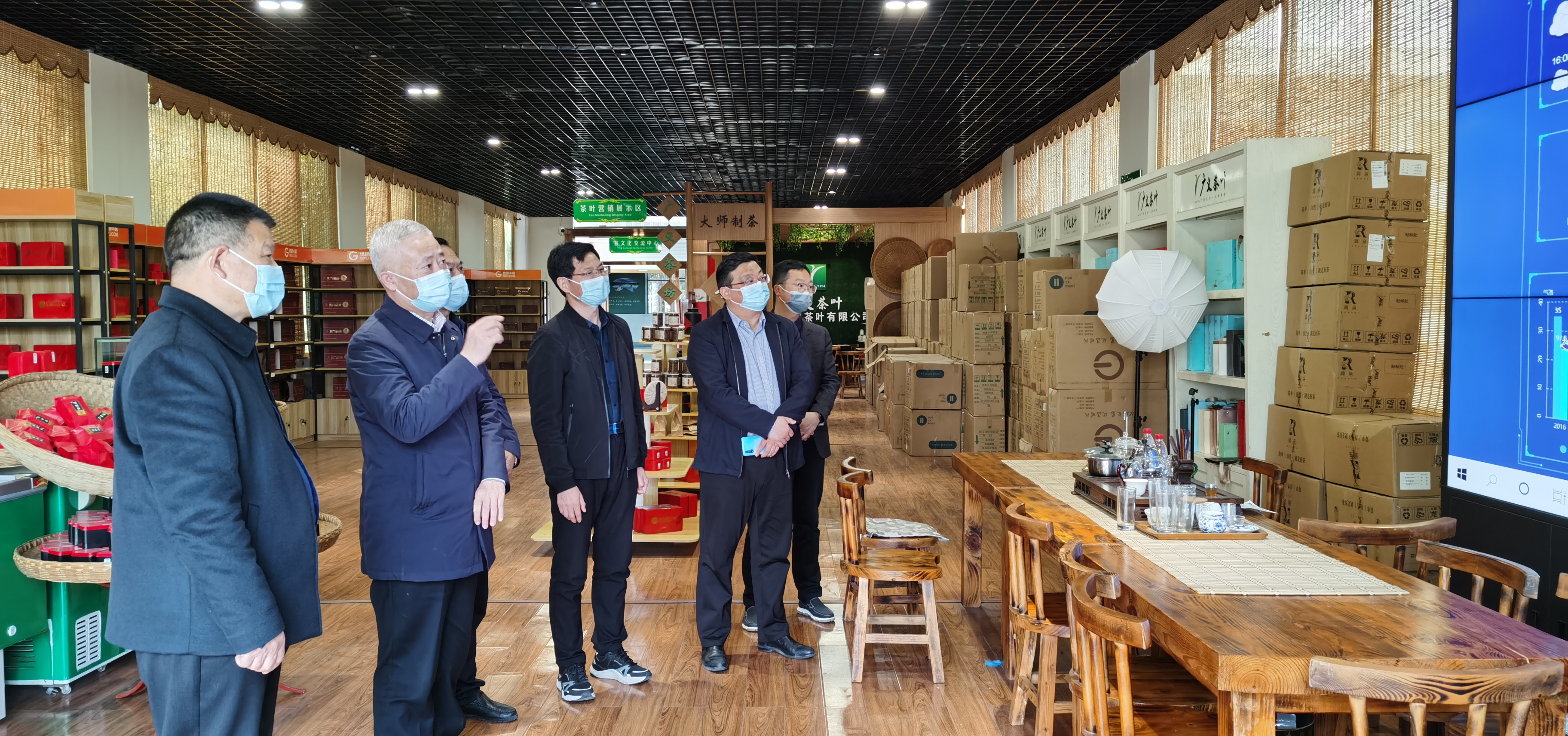 2022年4月1日，信陽市胡亞才市長來廣義茶印象園，關(guān)心春茶生產(chǎn)，指導(dǎo)春茶生產(chǎn)工作