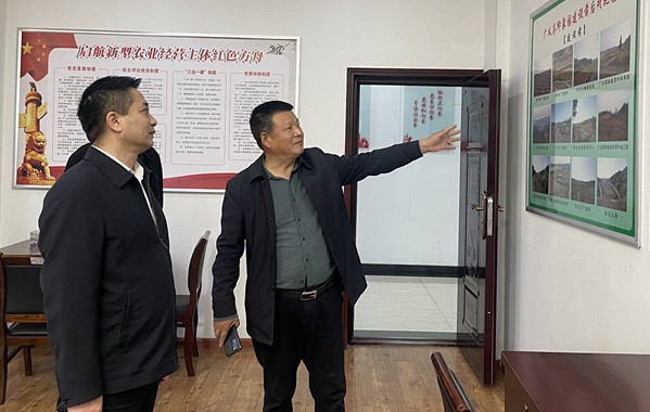 2022年11月9日 ，浉河區(qū)工會胡華庭主席來信陽市廣義茶葉有限公司慰問全國勞模李廣義同志，并傳達(dá)黨的二十大精神。